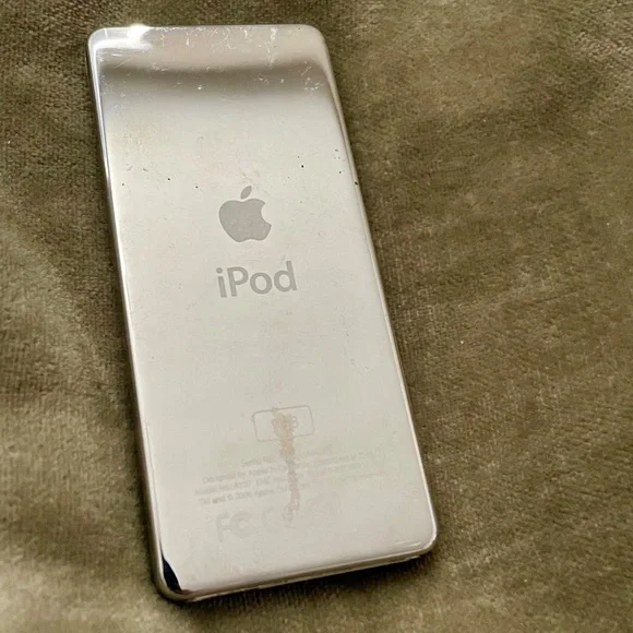 Apple iPod Nano 1st Gen (Black) with original charger - Picture 5 of 8